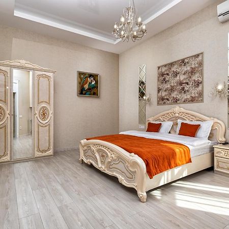 2 Bedroom Apartment Tykha Street City Center With Parking Place Leópolis Exterior foto