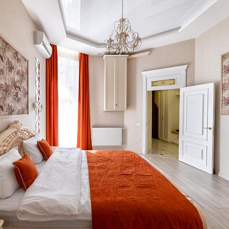 2 Bedroom Apartment Tykha Street City Center With Parking Place Leópolis Exterior foto