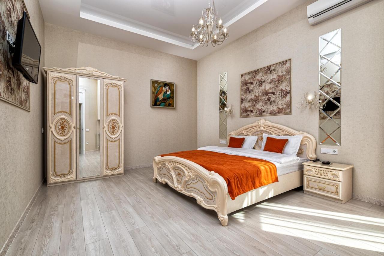 2 Bedroom Apartment Tykha Street City Center With Parking Place Leópolis Exterior foto