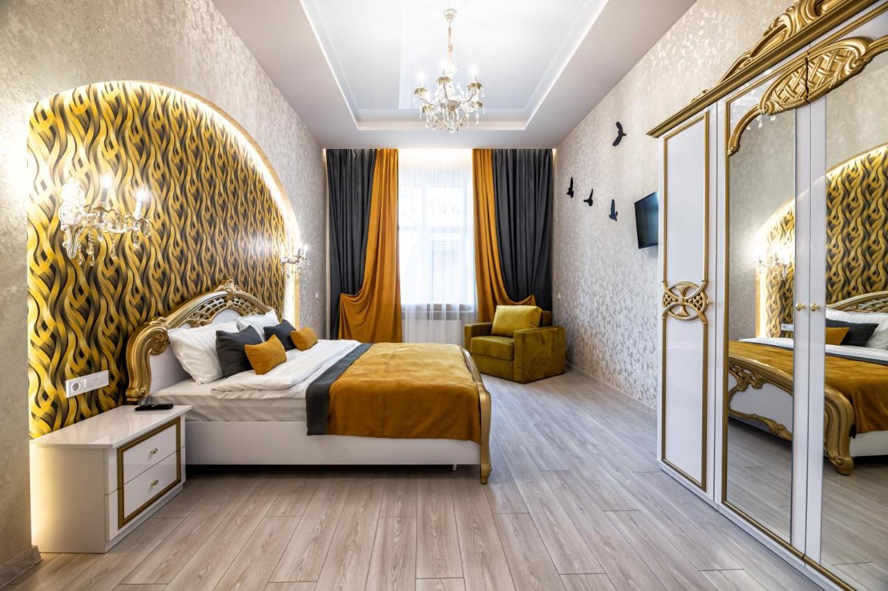 2 Bedroom Apartment Tykha Street City Center With Parking Place Leópolis Exterior foto