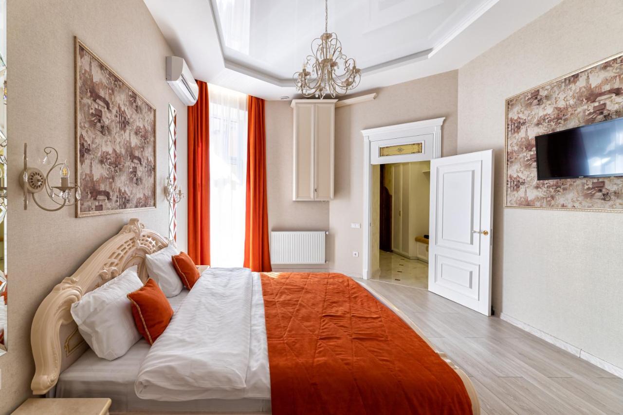 2 Bedroom Apartment Tykha Street City Center With Parking Place Leópolis Exterior foto