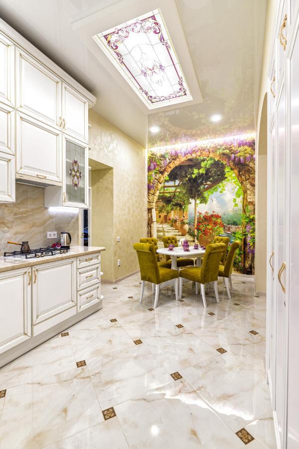 2 Bedroom Apartment Tykha Street City Center With Parking Place Leópolis Exterior foto