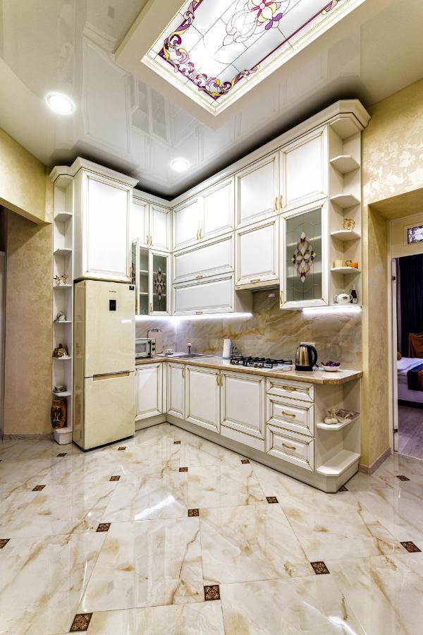 2 Bedroom Apartment Tykha Street City Center With Parking Place Leópolis Exterior foto