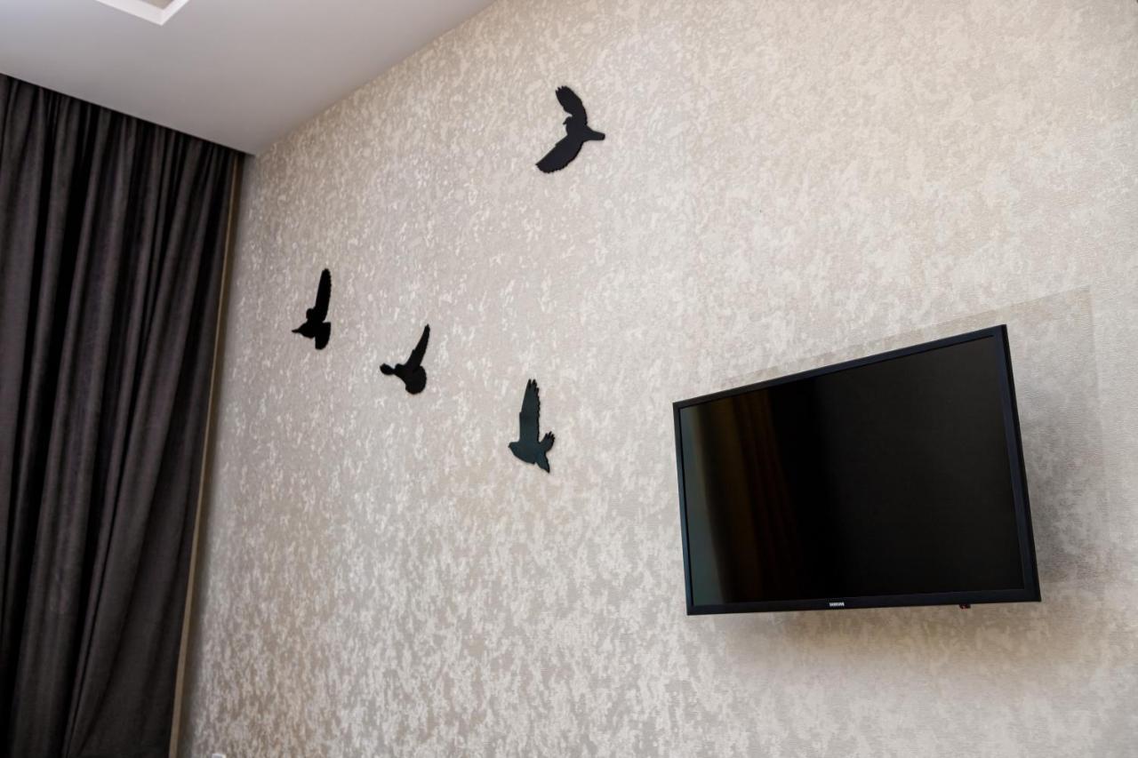 2 Bedroom Apartment Tykha Street City Center With Parking Place Leópolis Exterior foto