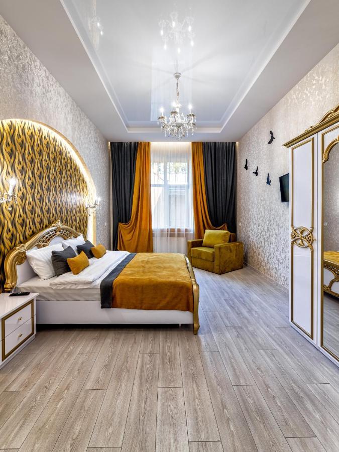 2 Bedroom Apartment Tykha Street City Center With Parking Place Leópolis Exterior foto
