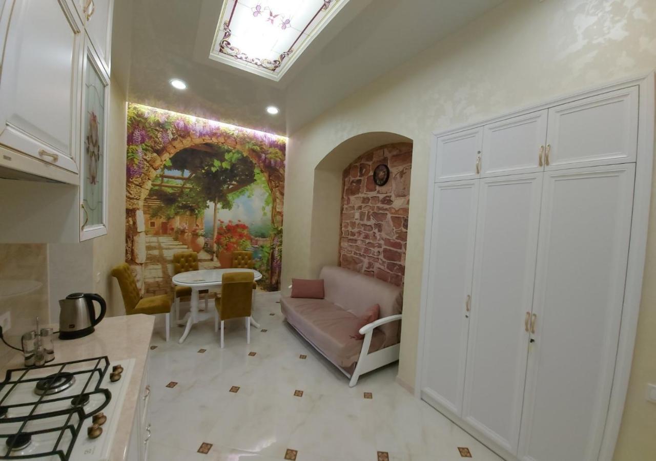 2 Bedroom Apartment Tykha Street City Center With Parking Place Leópolis Exterior foto